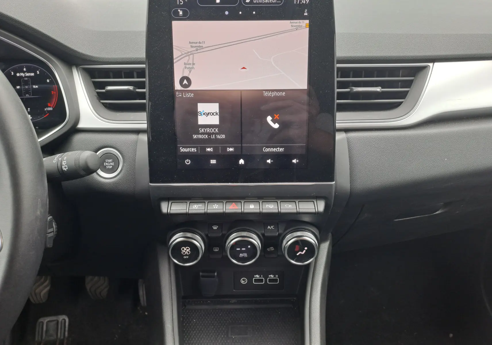 Tableau de bord du Renault Captur TCE 90CH TECHNO 2024 avec écran tactile central affichant navigation et radio Skyrock.