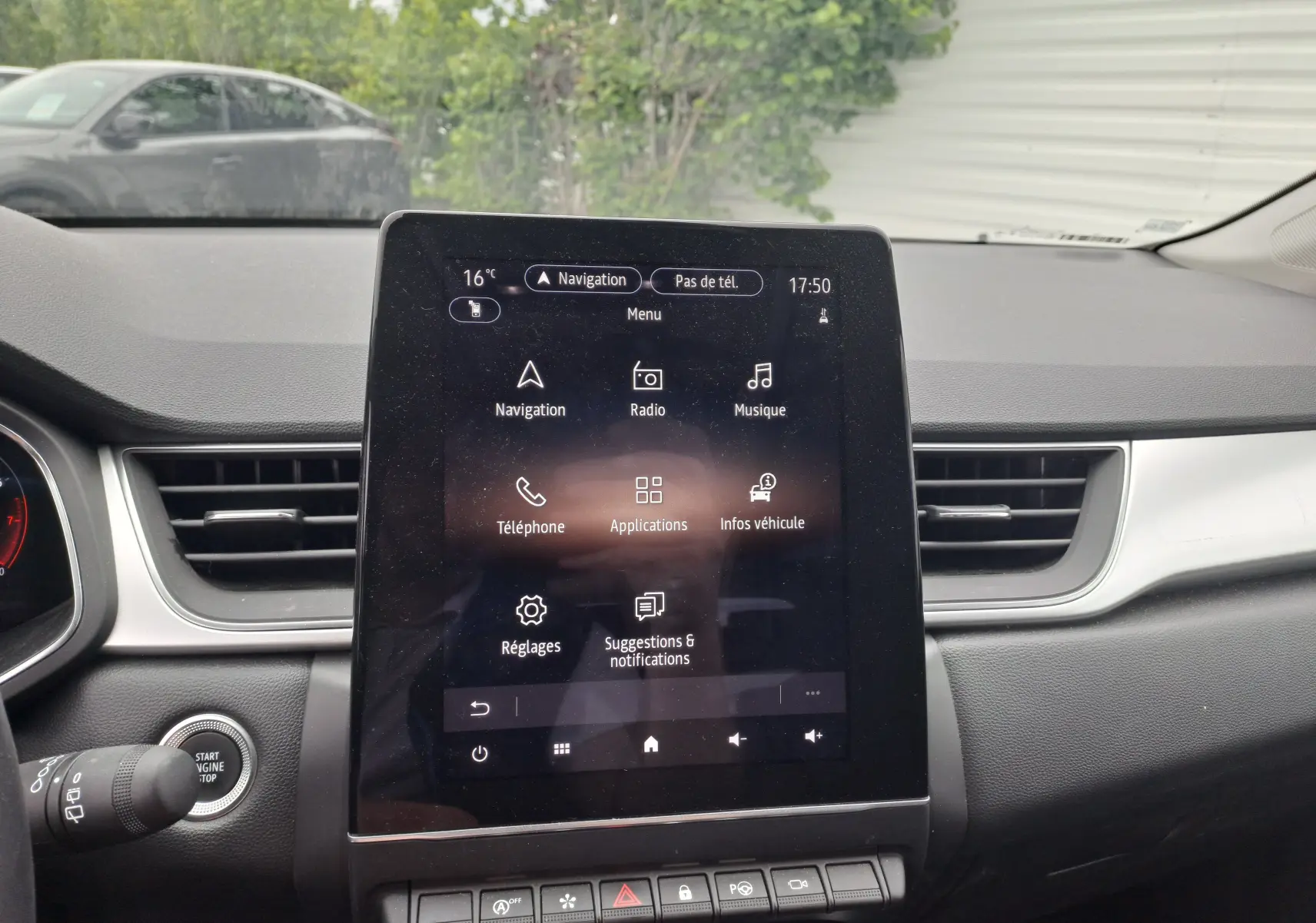 Écran tactile central du tableau de bord du Renault Captur 2024, affichant le menu principal avec navigation et radio.