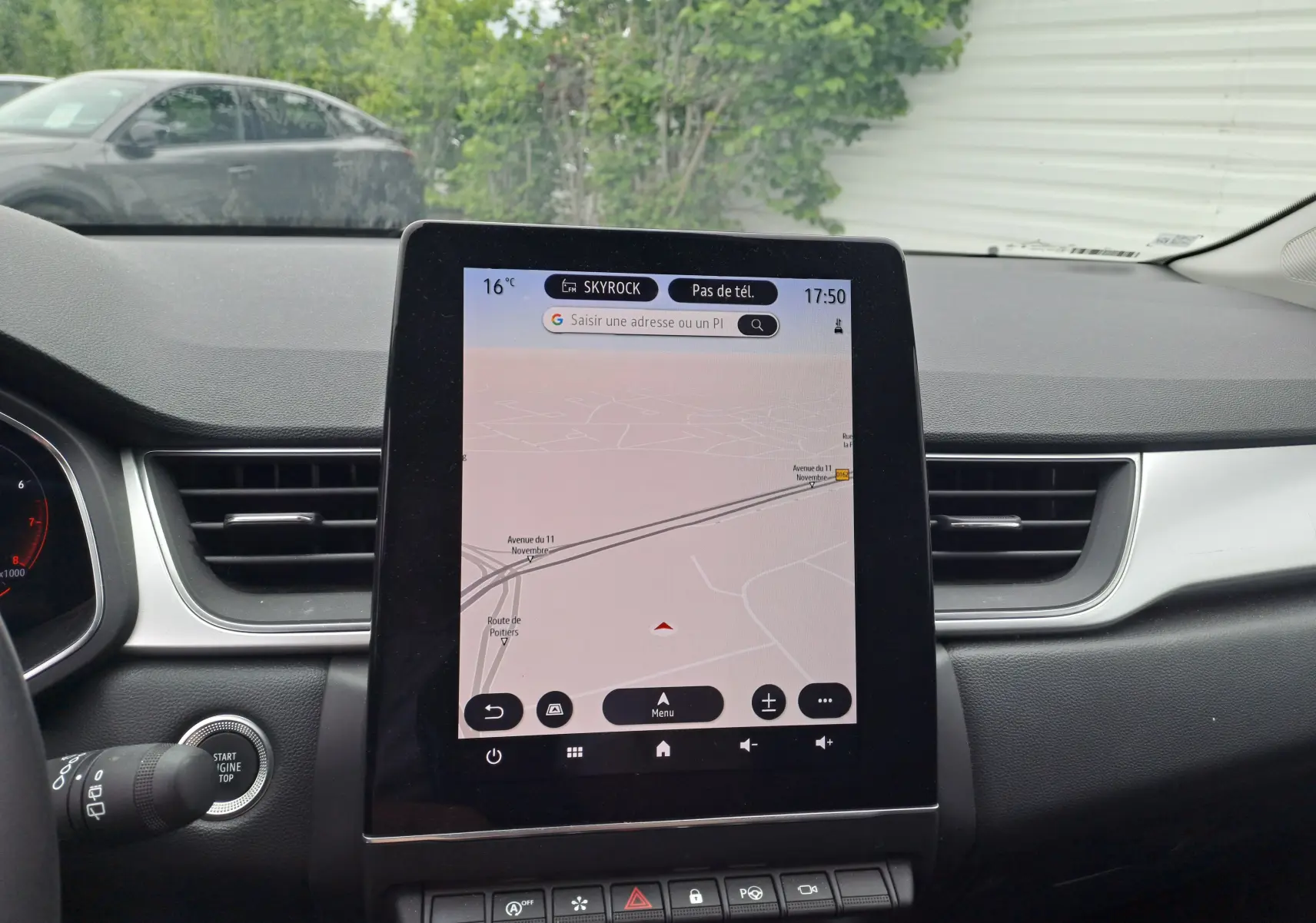 Vue intérieure du tableau de bord du Renault Captur 2024 avec écran tactile central affichant la navigation GPS.
