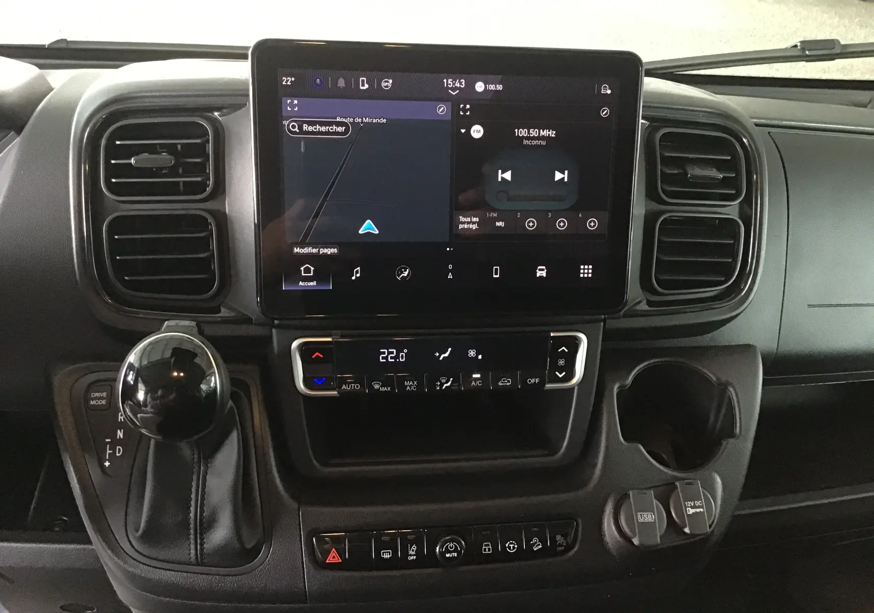 Tableau de bord du Peugeot Boxer Fourgon 2025 avec écran tactile central, climatisation digitale et levier de vitesses automatique.