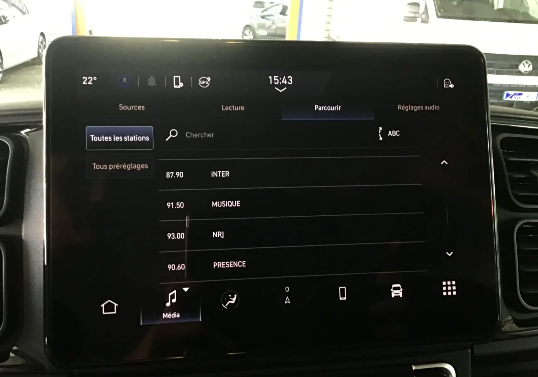 Écran tactile multimédia du Peugeot Boxer Fourgon blanc 2025, vue intérieure centrée sur la console centrale