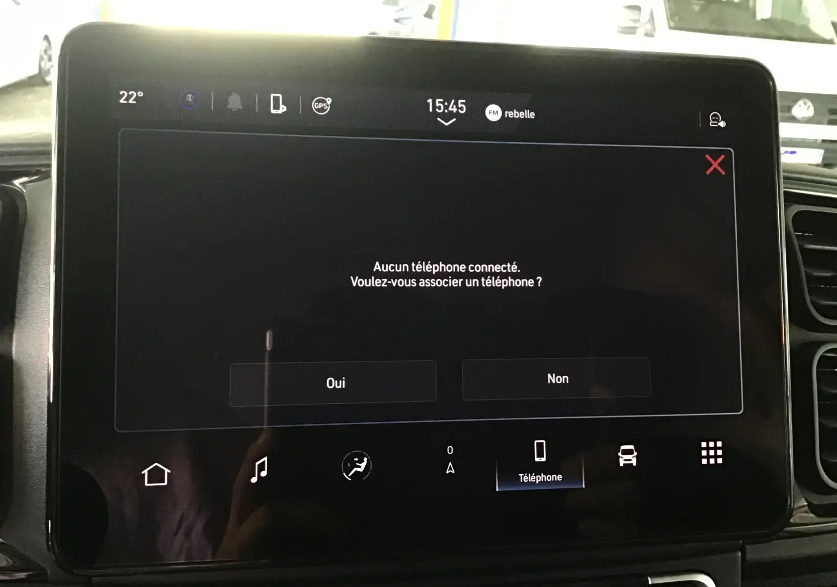 Écran tactile central du Peugeot Boxer Fourgon blanc 2025 affichant une demande de connexion téléphone.