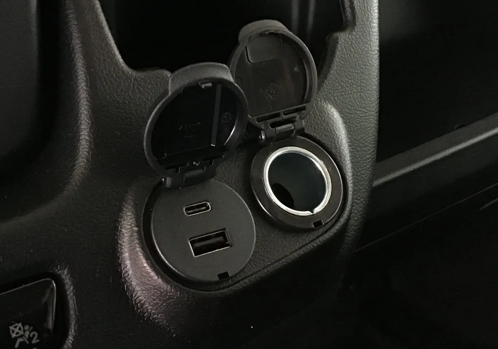 Prise USB et allume-cigare en gros plan sur la console intérieure du Peugeot Boxer Fourgon blanc 2025.
