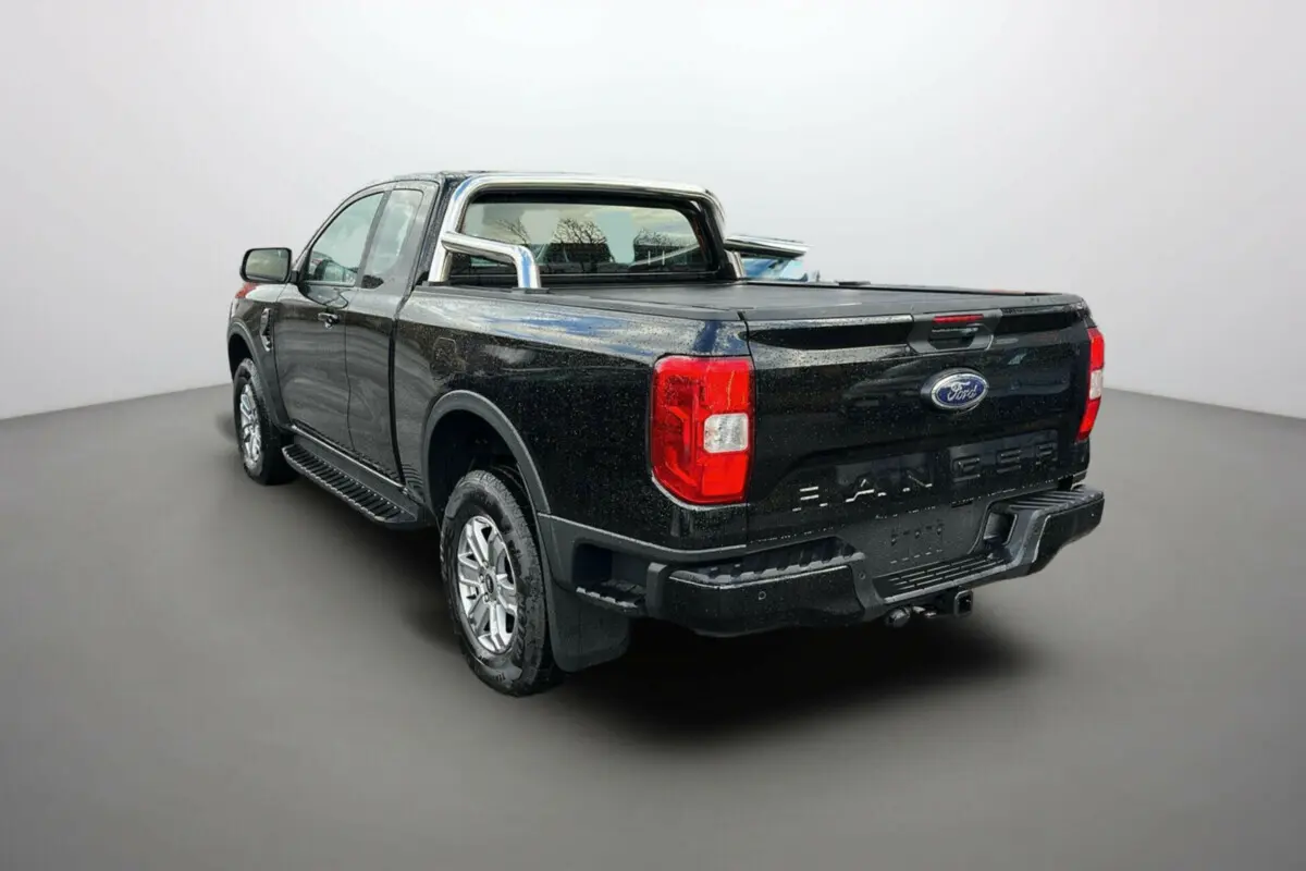 Ford Ranger TDCI 170 noir shadow vu en 3/4 arrière droit avec rideau coulissant et arceaux inox visibles.