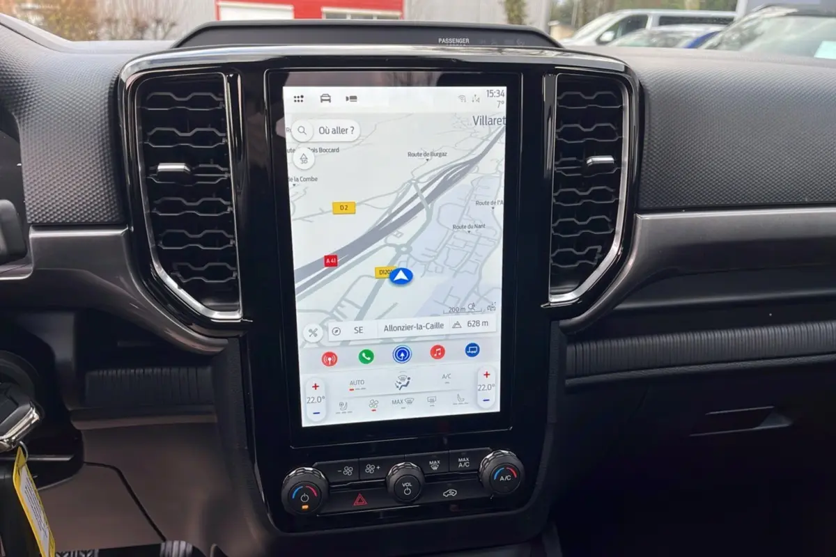 Vue rapprochée de la console centrale noire du Ford Ranger 2025 avec écran tactile affichant la navigation GPS.