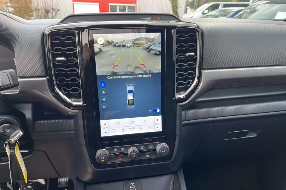 Vue intérieure centrée sur l'écran tactile vertical affichant la caméra de recul du Ford Ranger noir Shadow 2025.