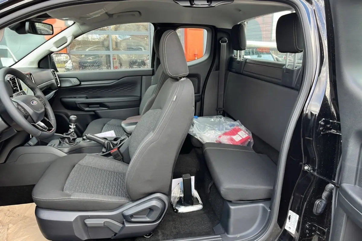 Vue intérieure côté droit du Ford Ranger 2025 noir shadow, montrant les sièges avant et banquette arrière rideau supercab.