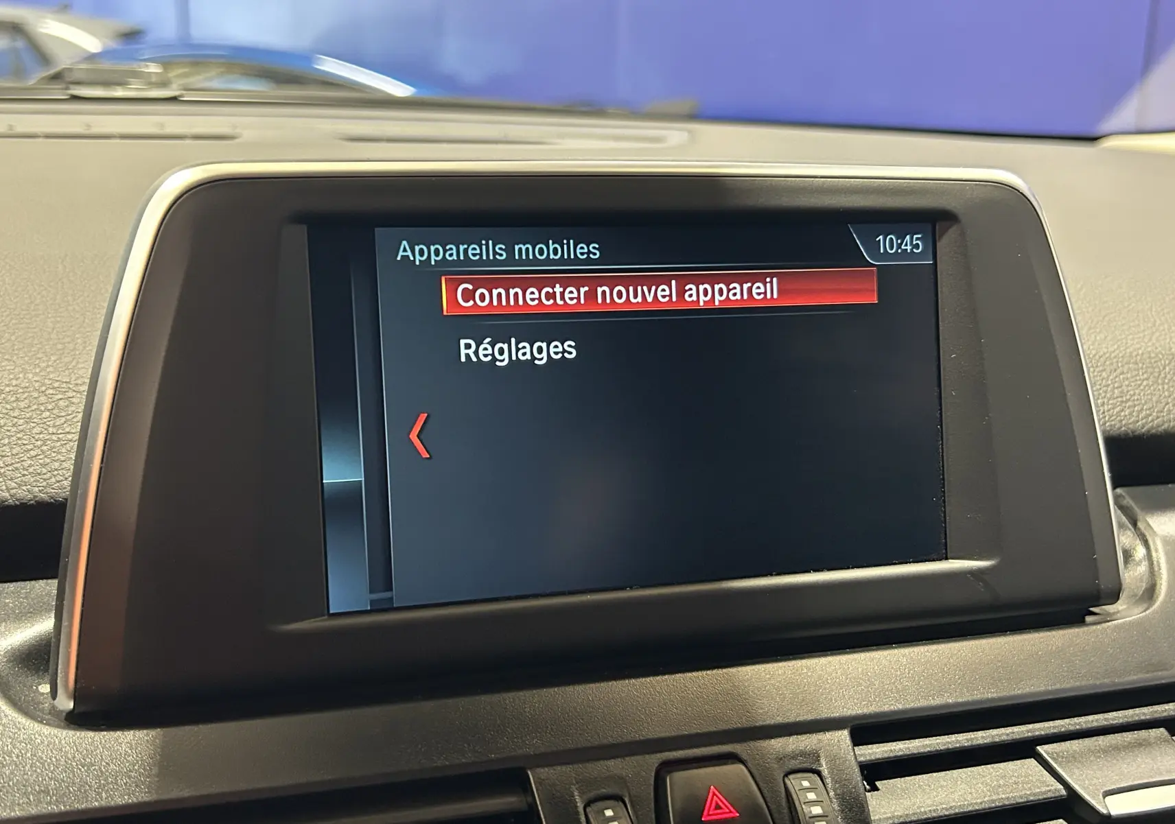 Écran central du tableau de bord de la BMW Série 2 Active Tourer 216d affichant le menu de connexion Bluetooth.