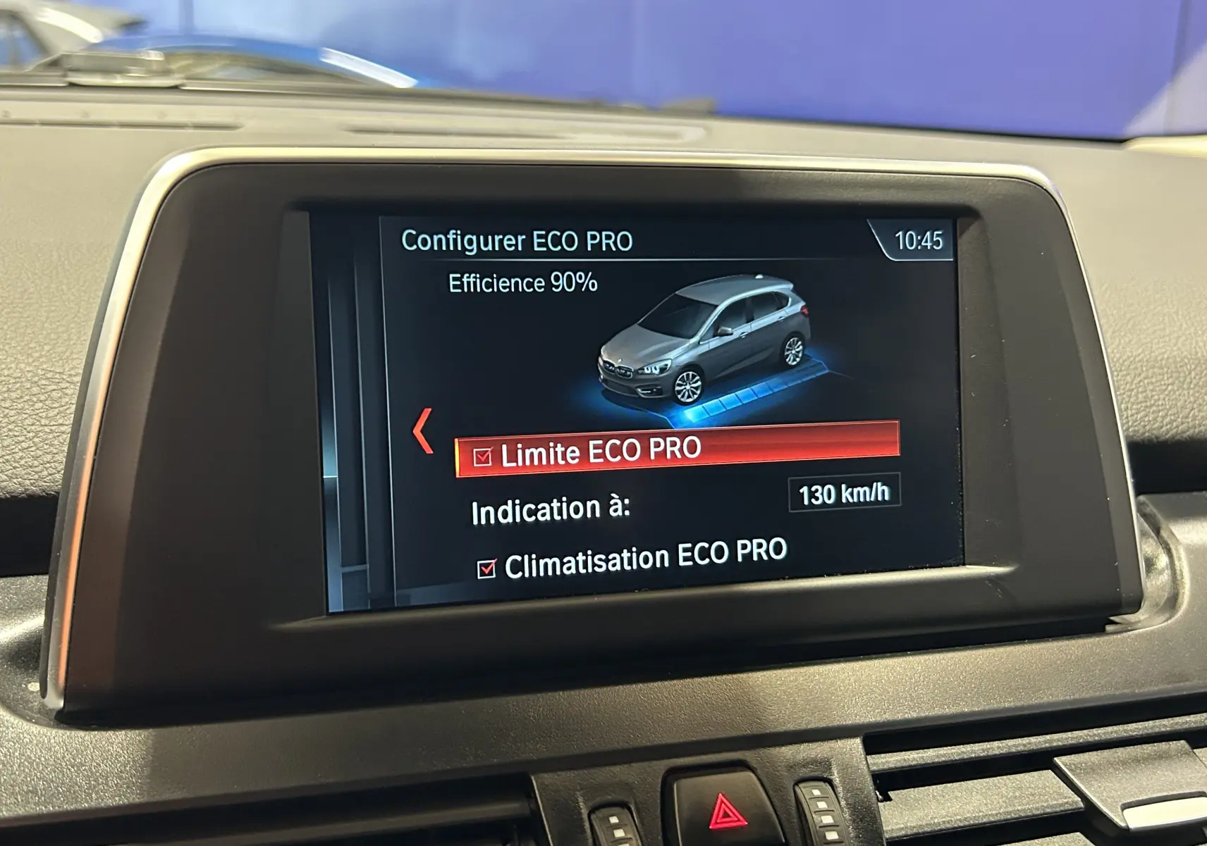 Écran central de la BMW Série 2 Active Tourer 216d montrant la configuration du mode ECO PRO, intérieur noir.