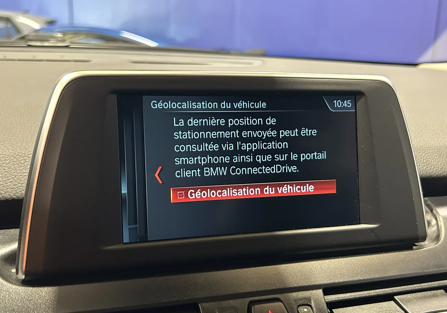 Écran central du tableau de bord de la BMW Série 2 Active Tourer blanc, affichant l'option géolocalisation du véhicule.