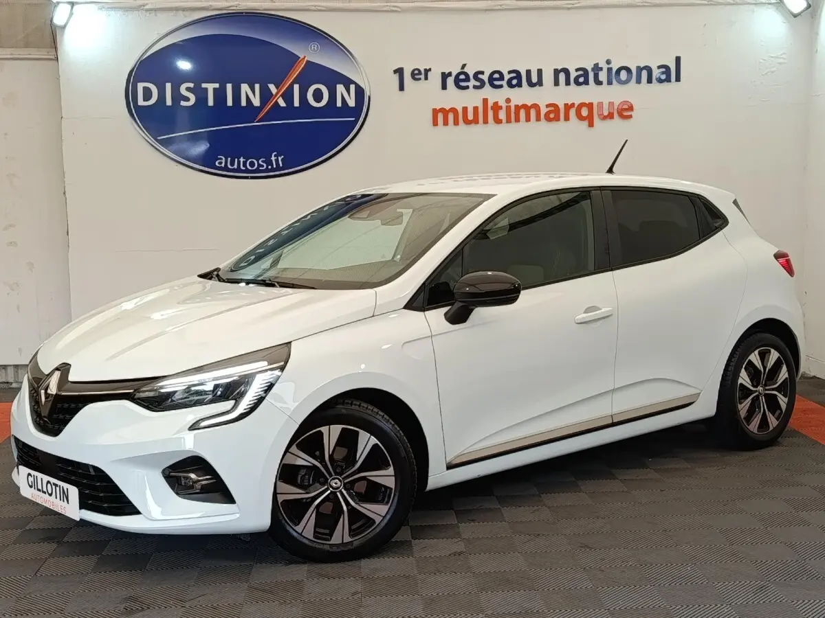 Renault Clio Evolution TCe 100 GPL blanc vue 3/4 avant droit, jantes alliage et rétroviseurs noirs.