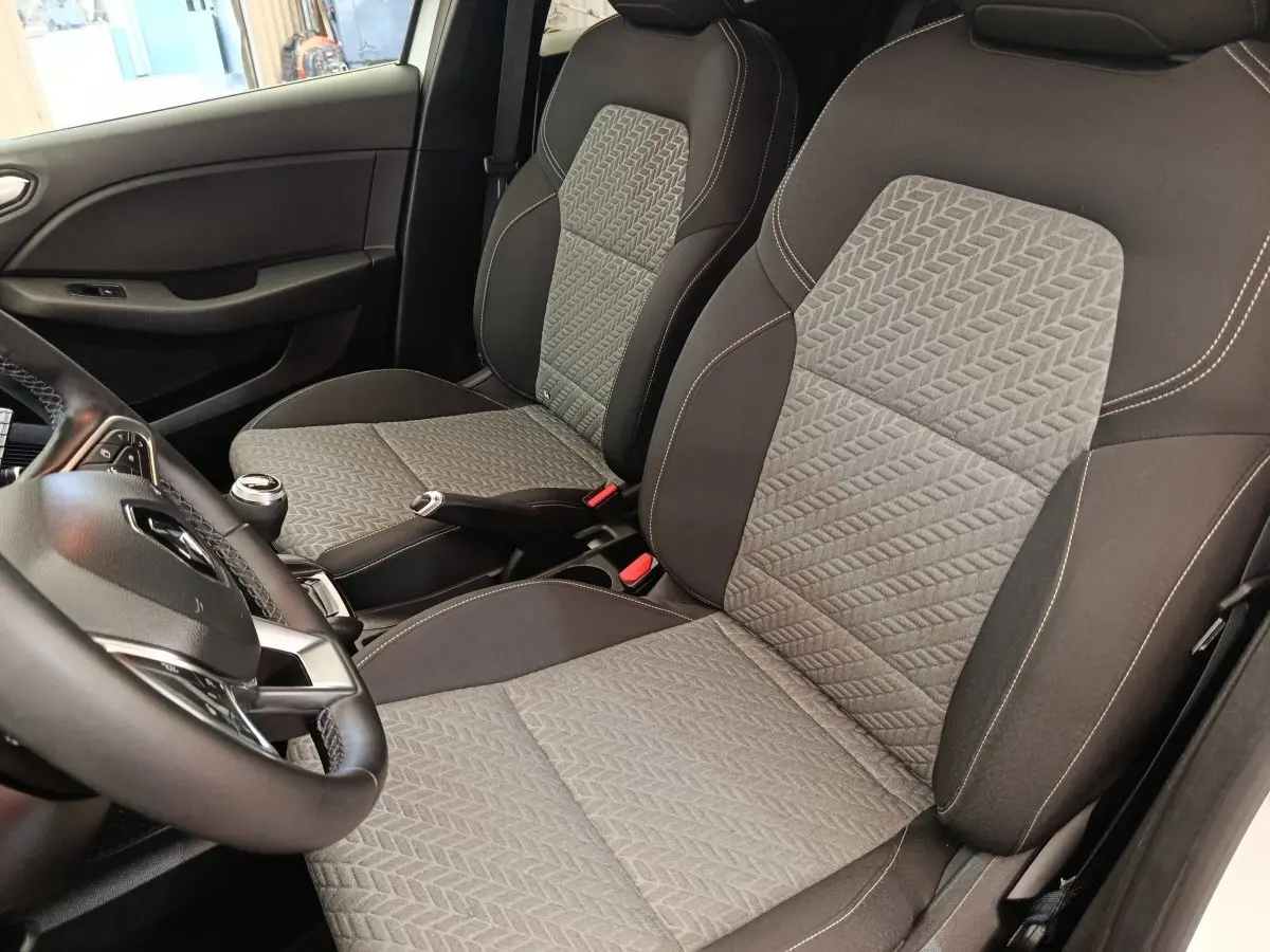 Vue intérieure rapprochée des sièges avant gris et noirs de la Renault Clio Evolution TCe 100 GPL 2023.