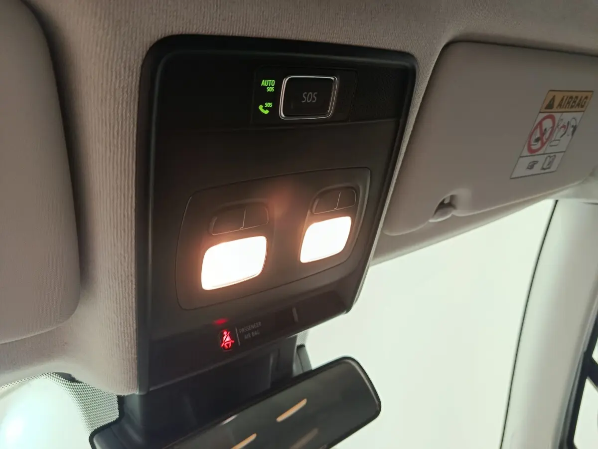 Vue intérieure du plafonnier avec éclairage et bouton SOS de la Renault Clio blanche Evolution TCe 100 GPL 2023.