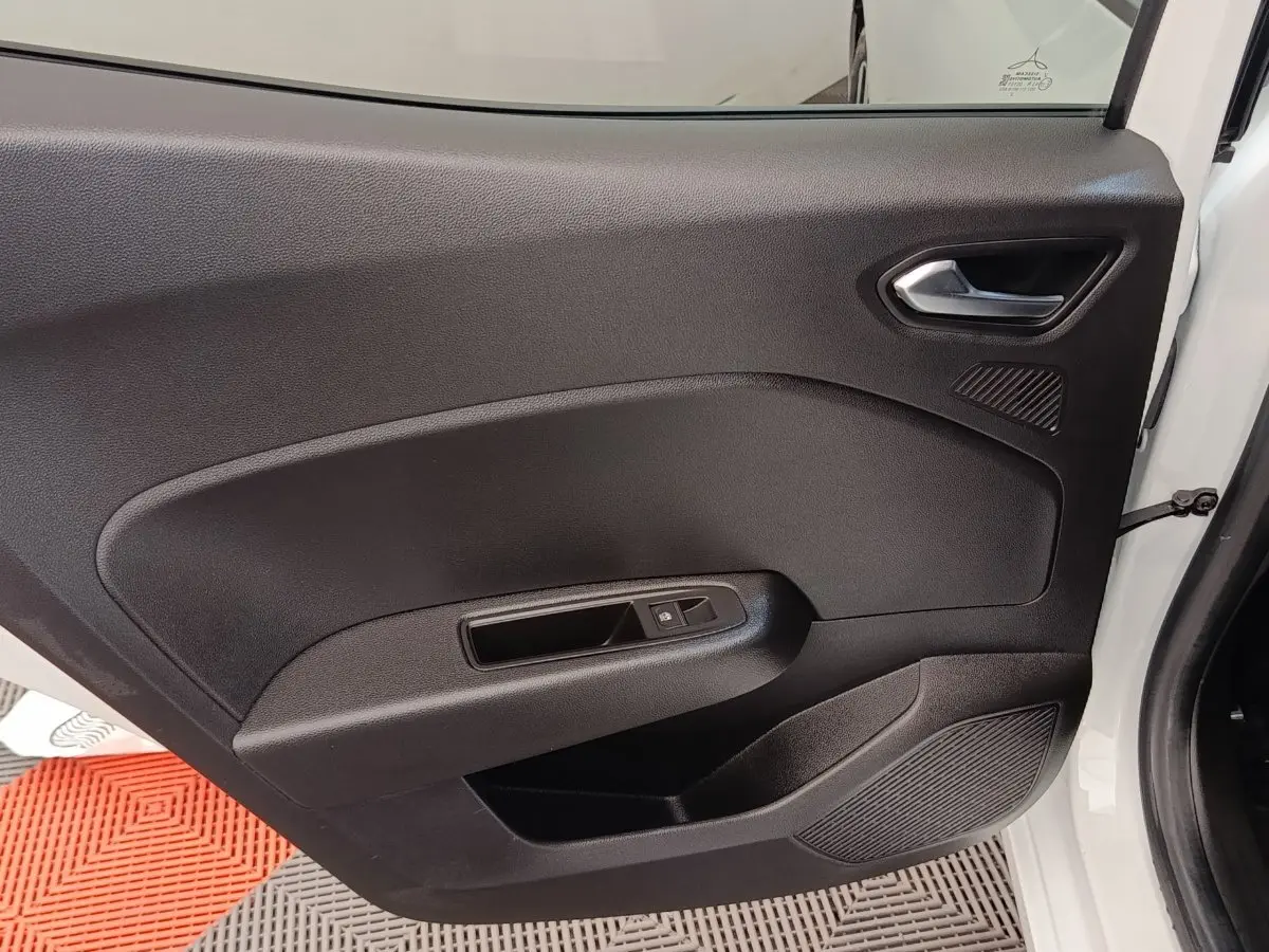 Vue intérieure de la porte avant droite noire de la Renault Clio Evolution TCe 100 GPL blanche 2023.