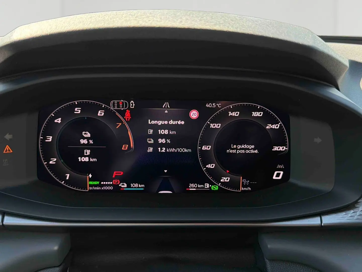 Affichage numérique du tableau de bord de la CUPRA Terramar 2025, avec informations batterie et vitesse, vue frontale.