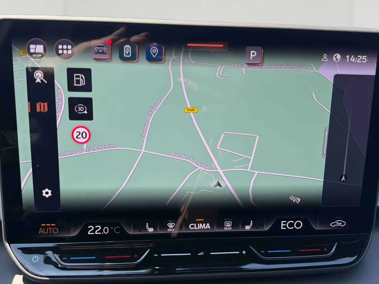 Écran tactile central affichant la navigation et la climatisation à 22°C dans une CUPRA Terramar 2025.