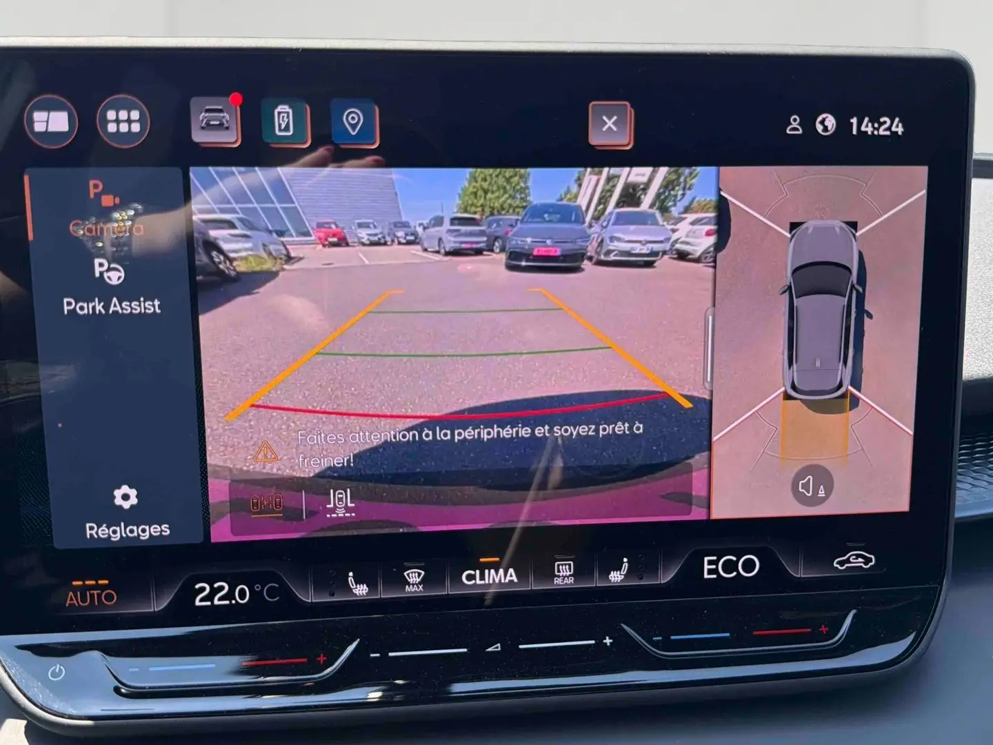 Écran tactile du système de caméra de recul et aide au stationnement dans un CUPRA Terramar bleu, vue intérieure.
