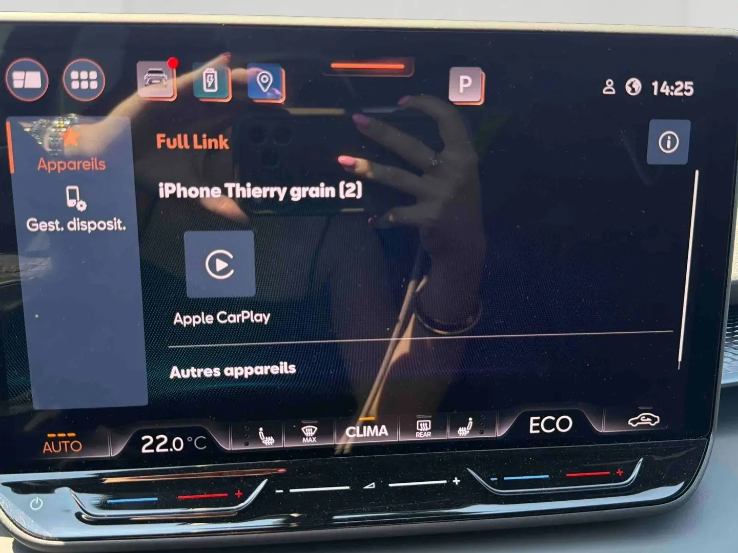 Écran tactile central du CUPRA Terramar 2025 affichant la connexion Apple CarPlay, avec commandes climatisation et mode ECO.