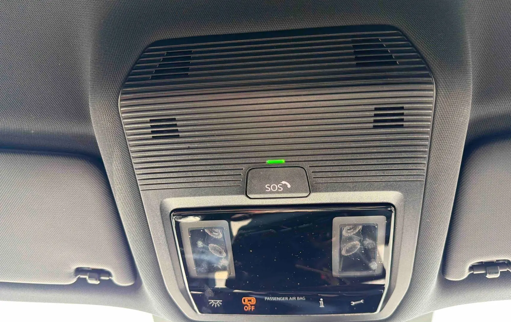 Vue en contre-plongée du plafonnier intérieur gris avec bouton SOS et éclairages de lecture d'une CUPRA TERRAMAR 2025.
