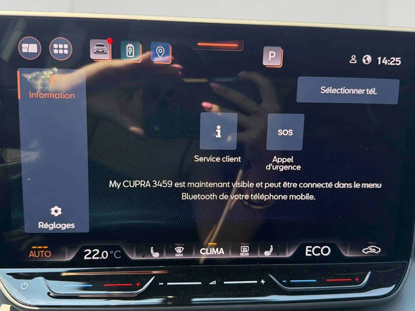 Écran tactile central de la CUPRA Terramar 2025 montrant les réglages climatisation et options connectées.
