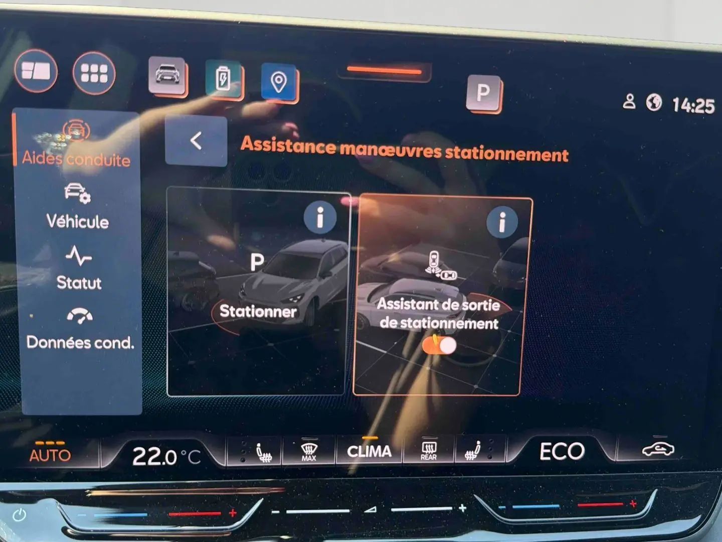 Écran tactile intérieur affichant l'assistance au stationnement du CUPRA Terramar bleu, vue de face du tableau de bord.