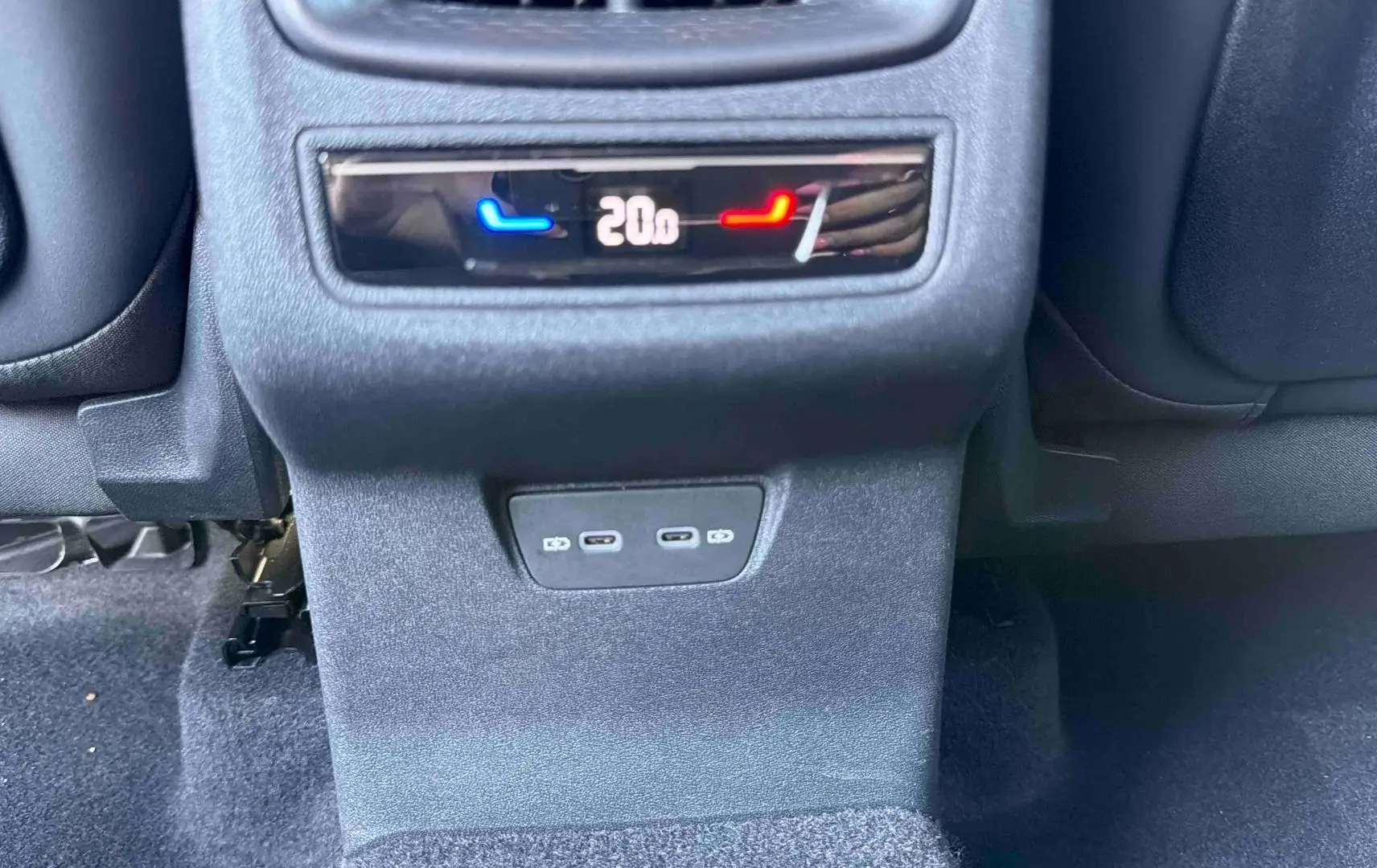 Détail de la console arrière avec commandes de climatisation et ports USB-C du CUPRA Terramar 2025 bleu.