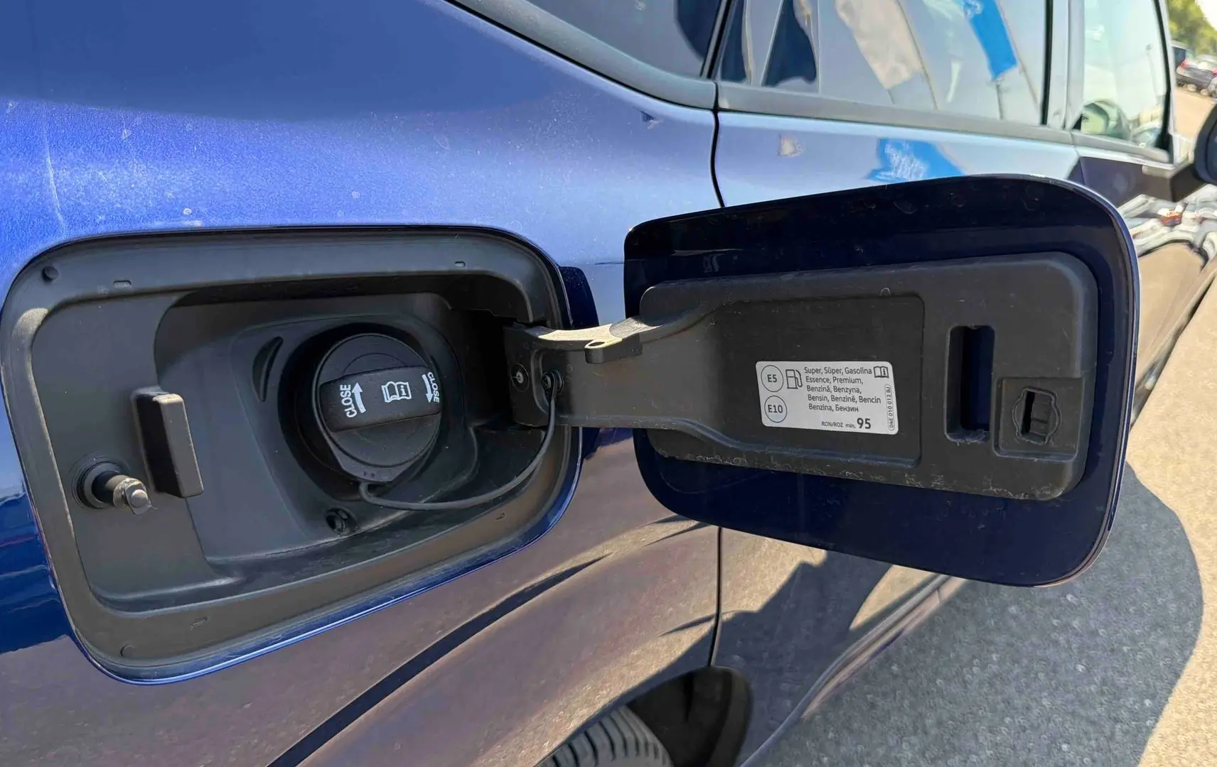 Détail de la trappe à carburant ouverte côté gauche d’une CUPRA Terramar bleue métallisée 2025.