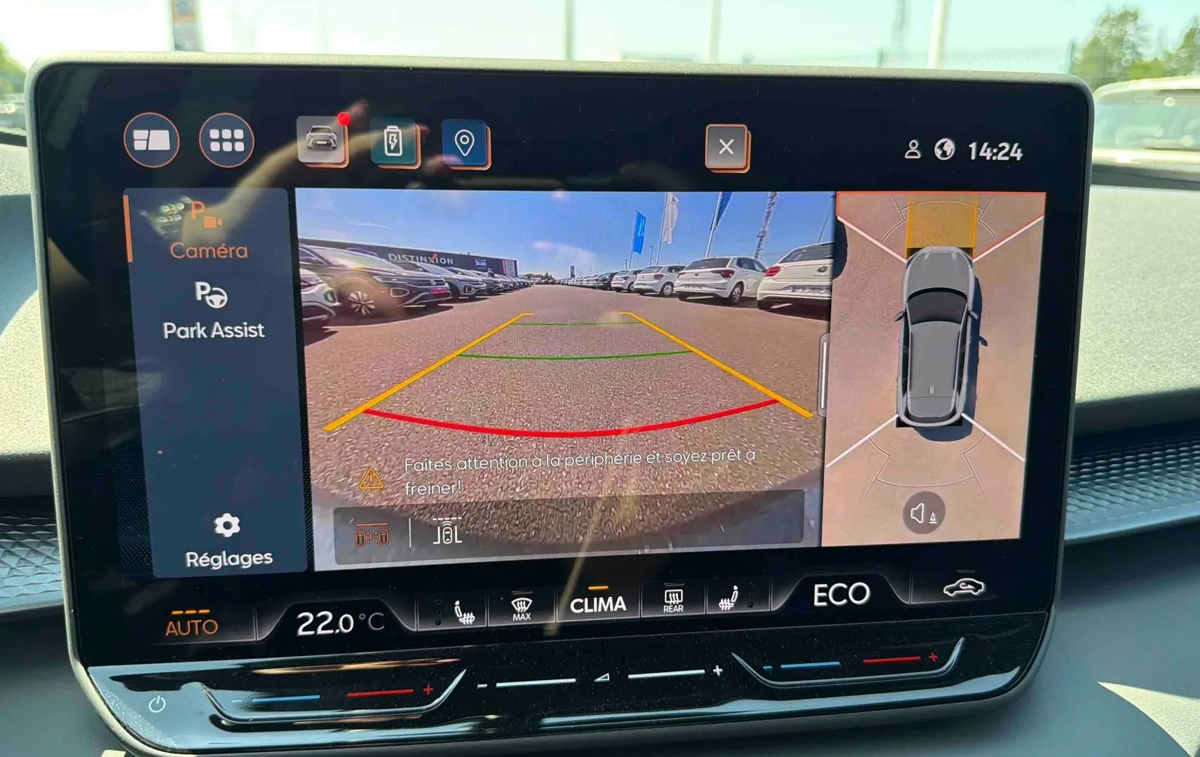 Écran tactile intérieur montrant la caméra de recul et l’aide au stationnement du CUPRA Terramar 2025.