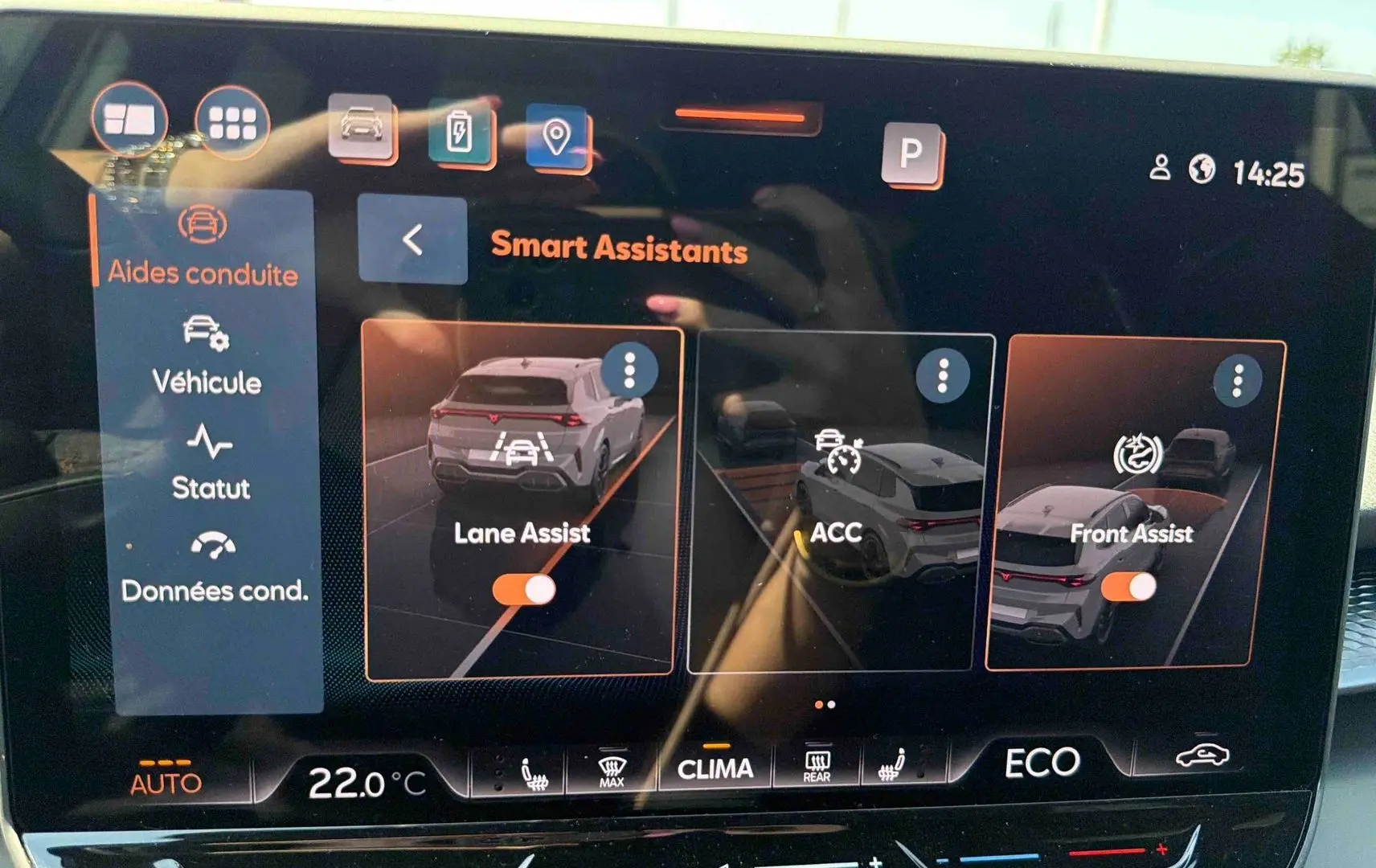 Écran tactile intérieur affichant les aides à la conduite du CUPRA Terramar 2025 en mode Smart Assistants.