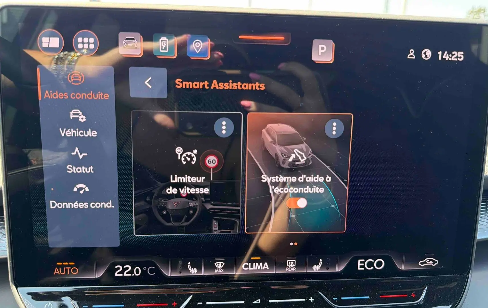 Écran tactile intérieur affichant les assistants de conduite du CUPRA Terramar 2025, avec interface en français.