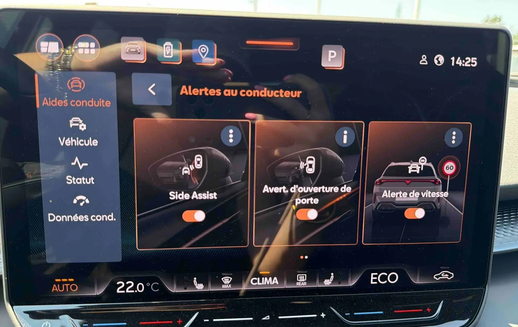 Écran tactile central du CUPRA Terramar 2025 affichant les alertes au conducteur avec interface moderne et design noir texturé.