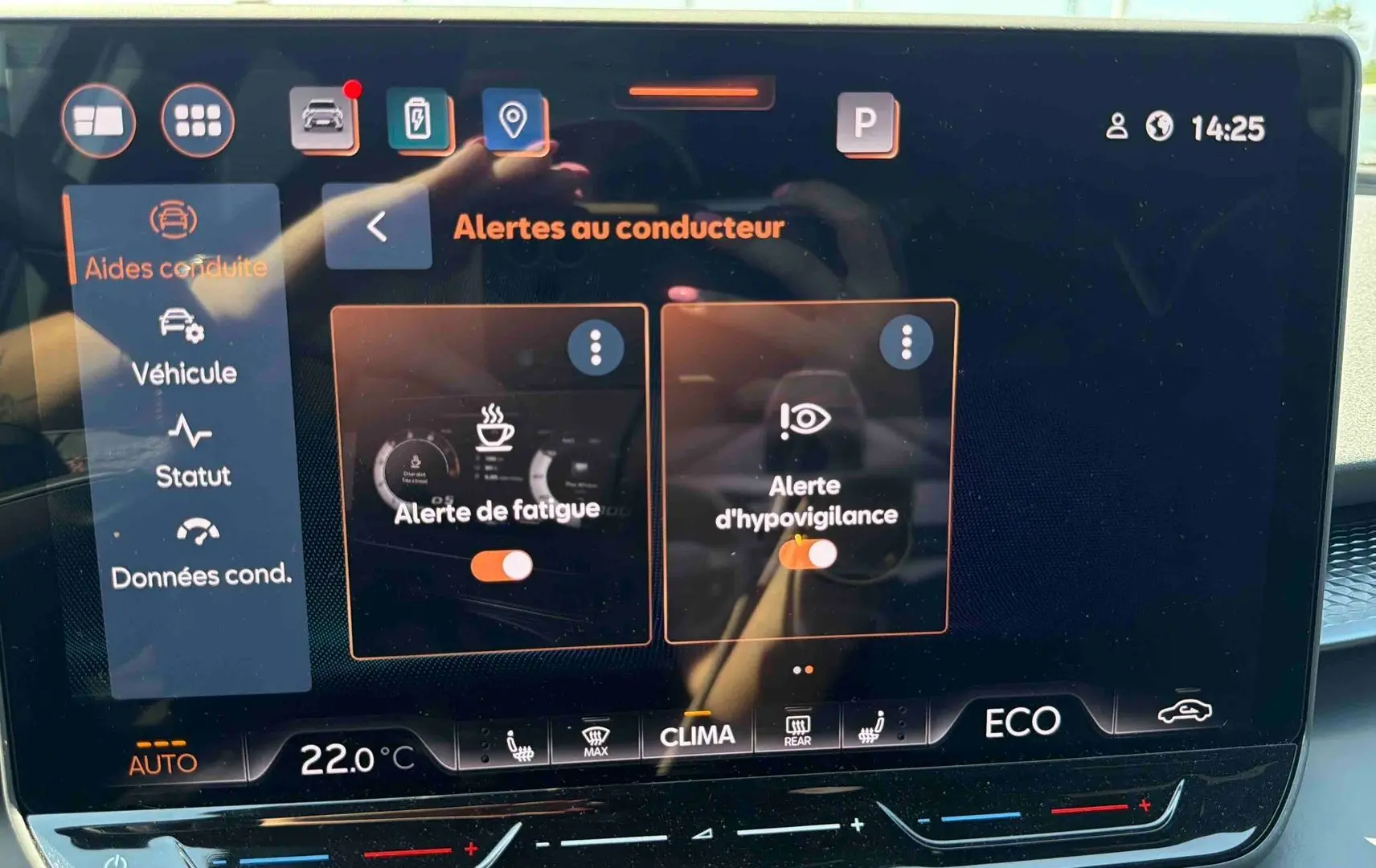 Écran tactile du système d’info-divertissement affichant les alertes au conducteur dans une CUPRA Terramar 2025.