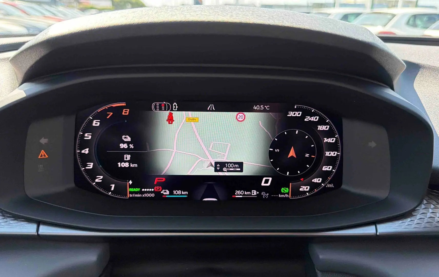 Vue rapprochée du tableau de bord numérique du CUPRA Terramar 2025 avec affichage carte et compteurs digitaux.