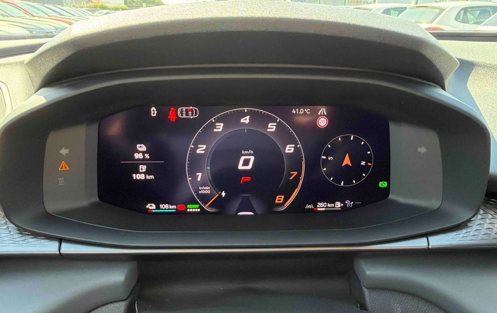 Vue rapprochée du tableau de bord numérique de la CUPRA Terramar 2025 avec affichage digital complet et design texturé noir.