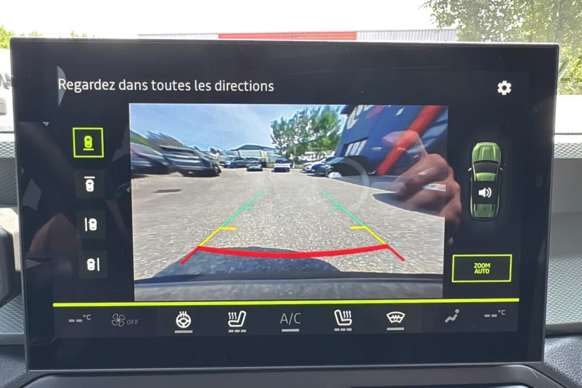 Écran de caméra de recul du Dacia Bigster gris schiste 2025, affichant la vue arrière avec lignes de guidage colorées.