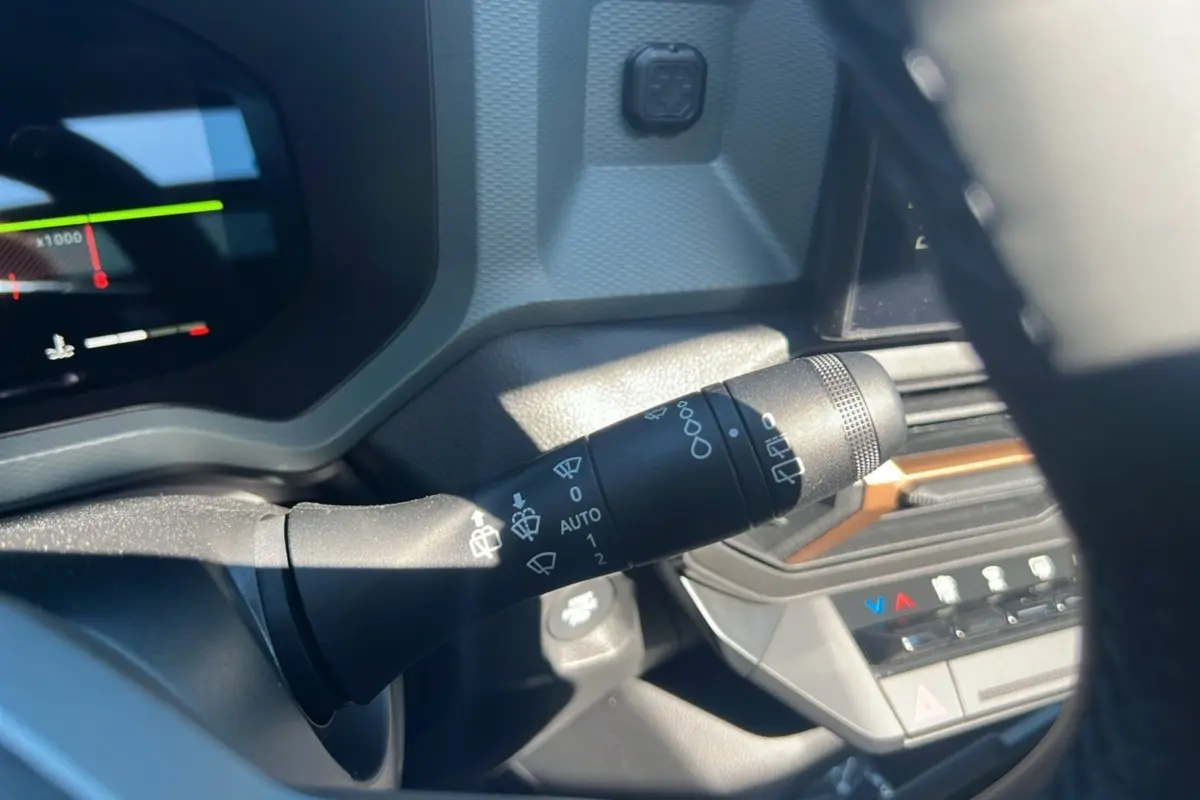 Gros plan sur la commande d’essuie-glace du tableau de bord du Dacia Bigster gris schiste 2025, version TCE 130 4x4 Extreme Plus.