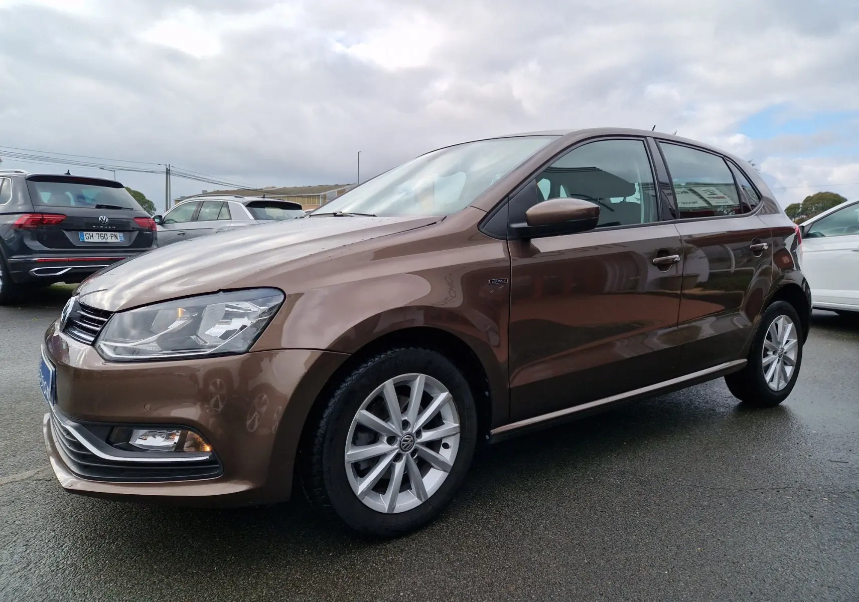 Volkswagen Polo 1.4 TDI brun vue 3/4 avant droit, avec jantes alliage et rétroviseurs assortis.