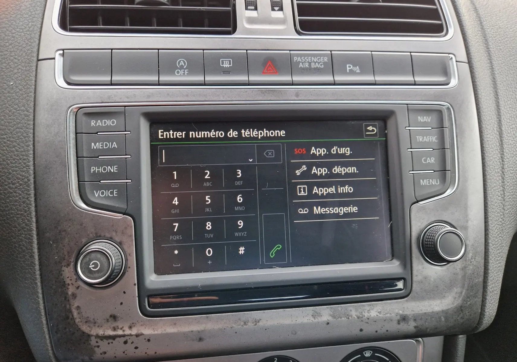 Vue rapprochée de l’écran tactile central du système multimédia de la Volkswagen Polo 2015 finition Lounge, avec interface d’appel téléphonique.