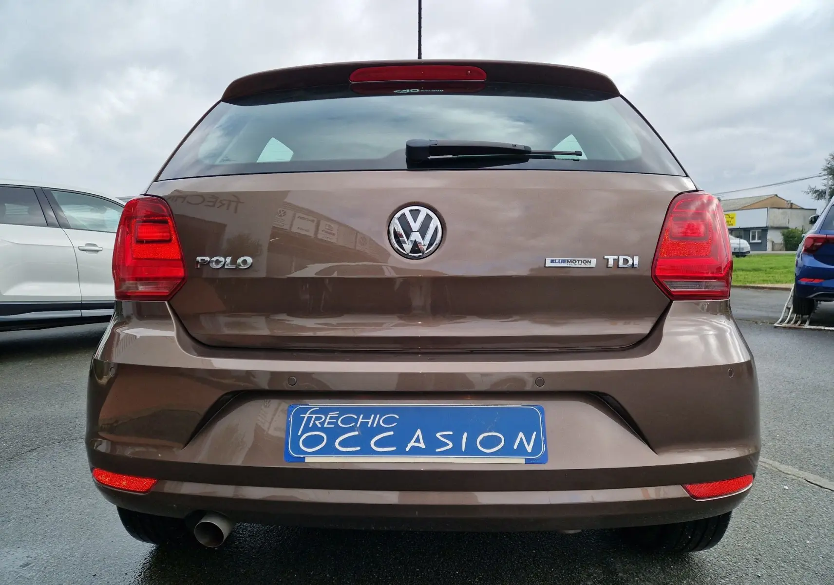 Vue arrière d'une Volkswagen Polo 1.4 TDI brun 2015 avec logo TDI et plaque d'occasion bleue visible.