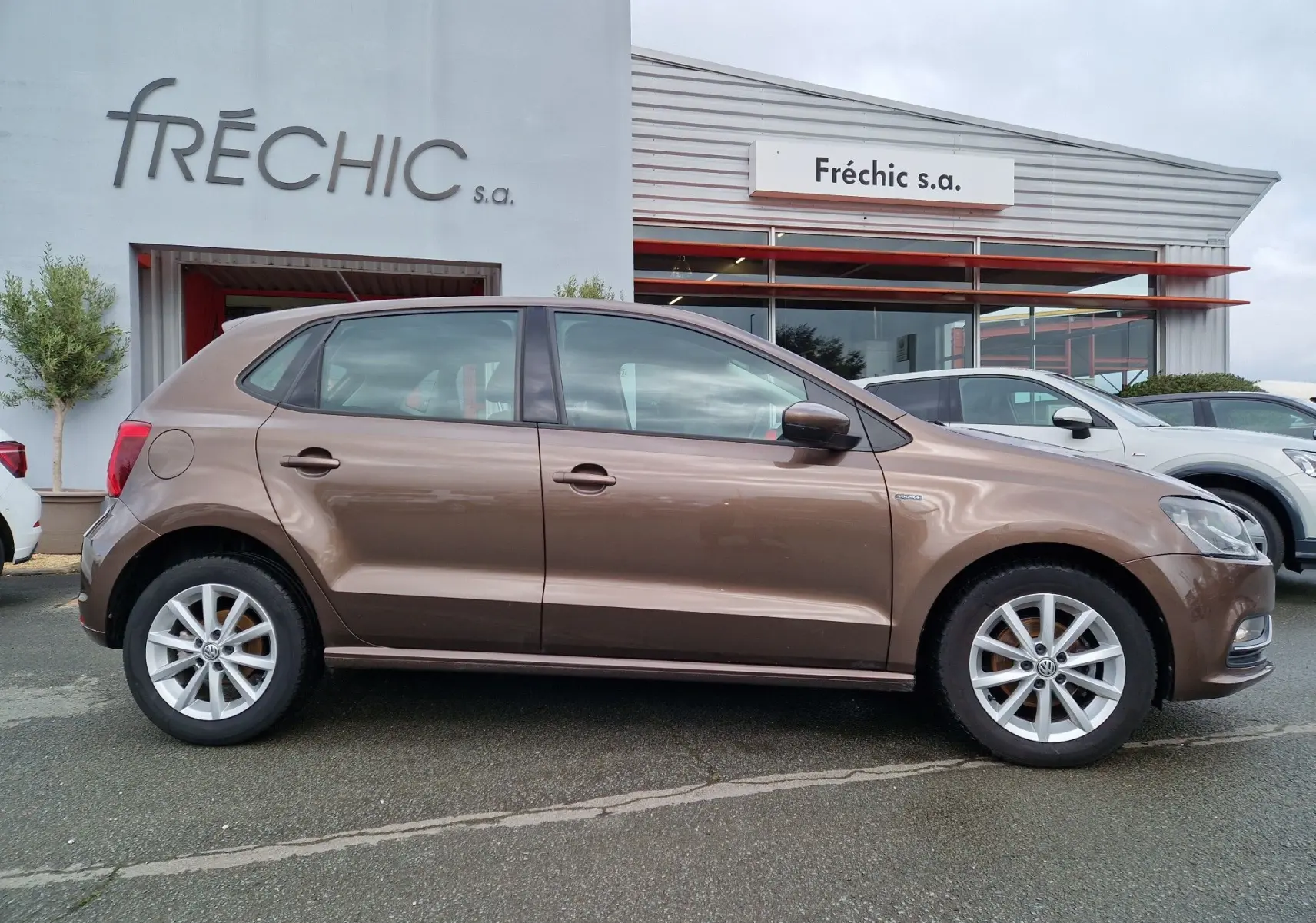 Volkswagen Polo 1.4 TDI 2015 brun vue de profil côté gauche, avec jantes alliage et rétroviseurs noirs.