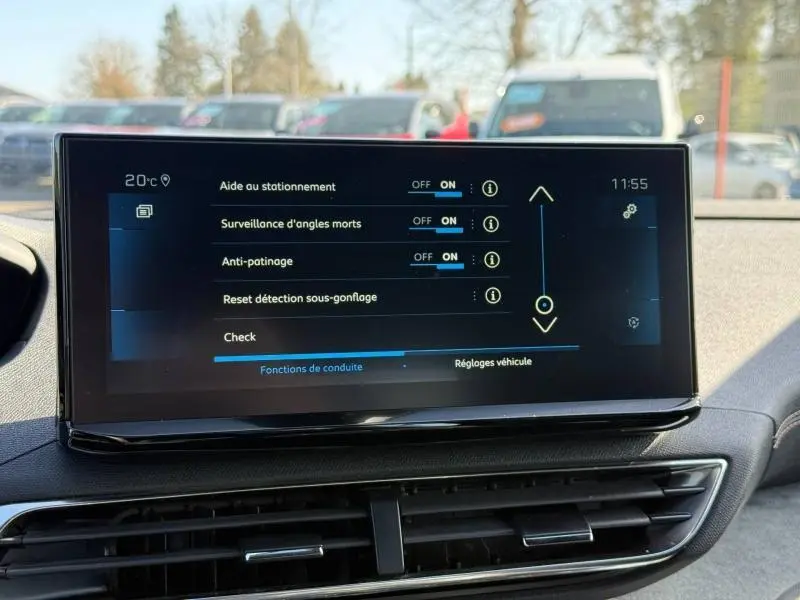 Écran tactile central du Peugeot 3008 2024 affichant les aides à la conduite, vue intérieure frontale.