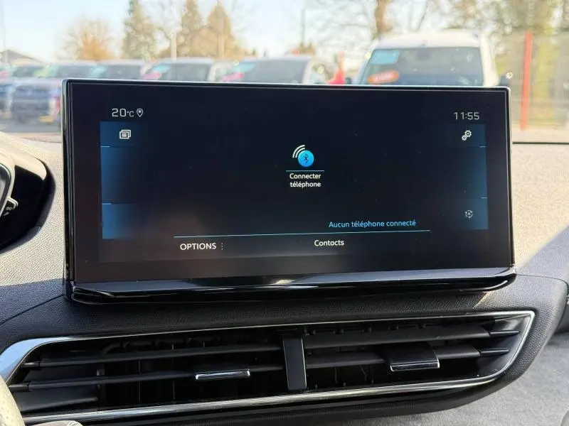 Écran tactile central du tableau de bord du Peugeot 3008 2024, affichant la connexion Bluetooth, intérieur noir.