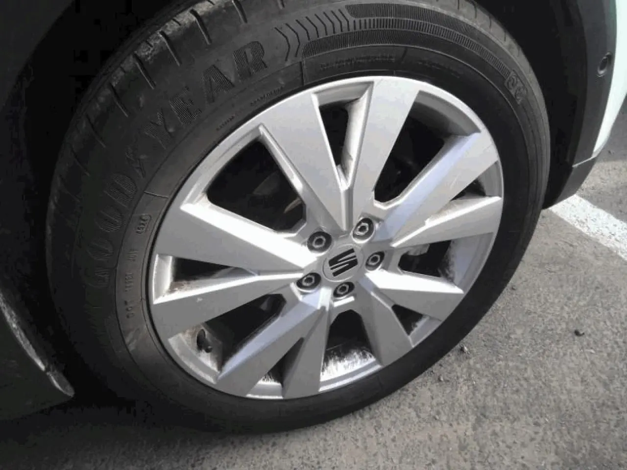 Gros plan sur la jante alliage 17'' argentée du SEAT Arona blanc Nevada, avec pneu Goodyear visible.