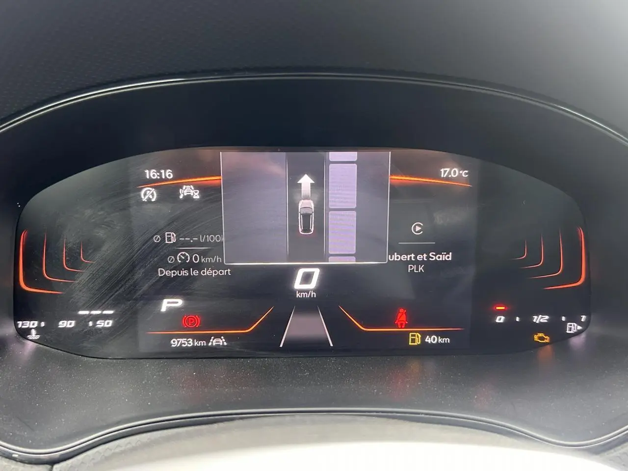 Tableau de bord digital du SEAT Arona TSI 115 DSG Xpérience affichant la vitesse à 0 km/h et l'assistance au stationnement.