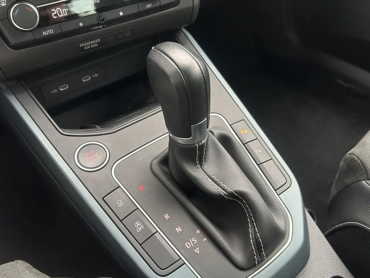Le levier de vitesses automatique noir de la SEAT Arona TSI 115 DSG vu en gros plan côté console centrale.