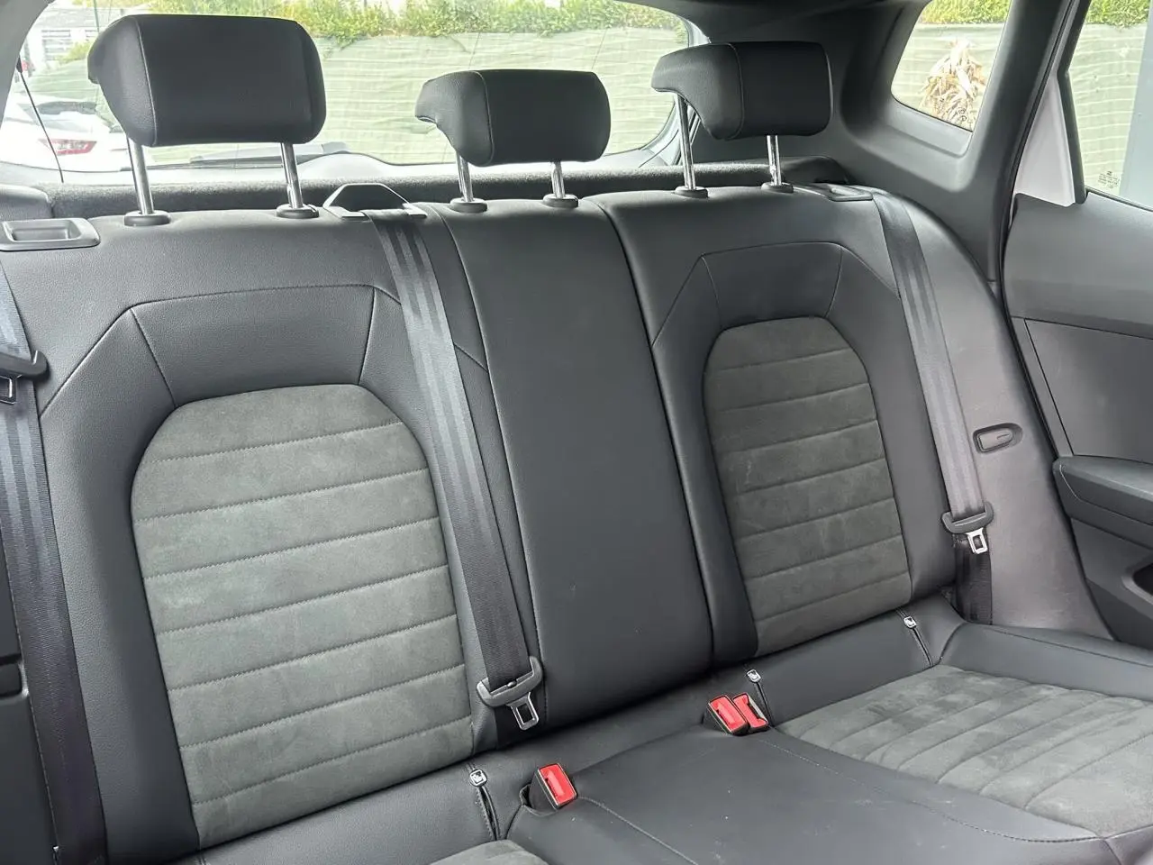 Vue intérieure du siège arrière en cuir-alcantara noir du SEAT Arona TSI 115 DSG Xpérience 2025.