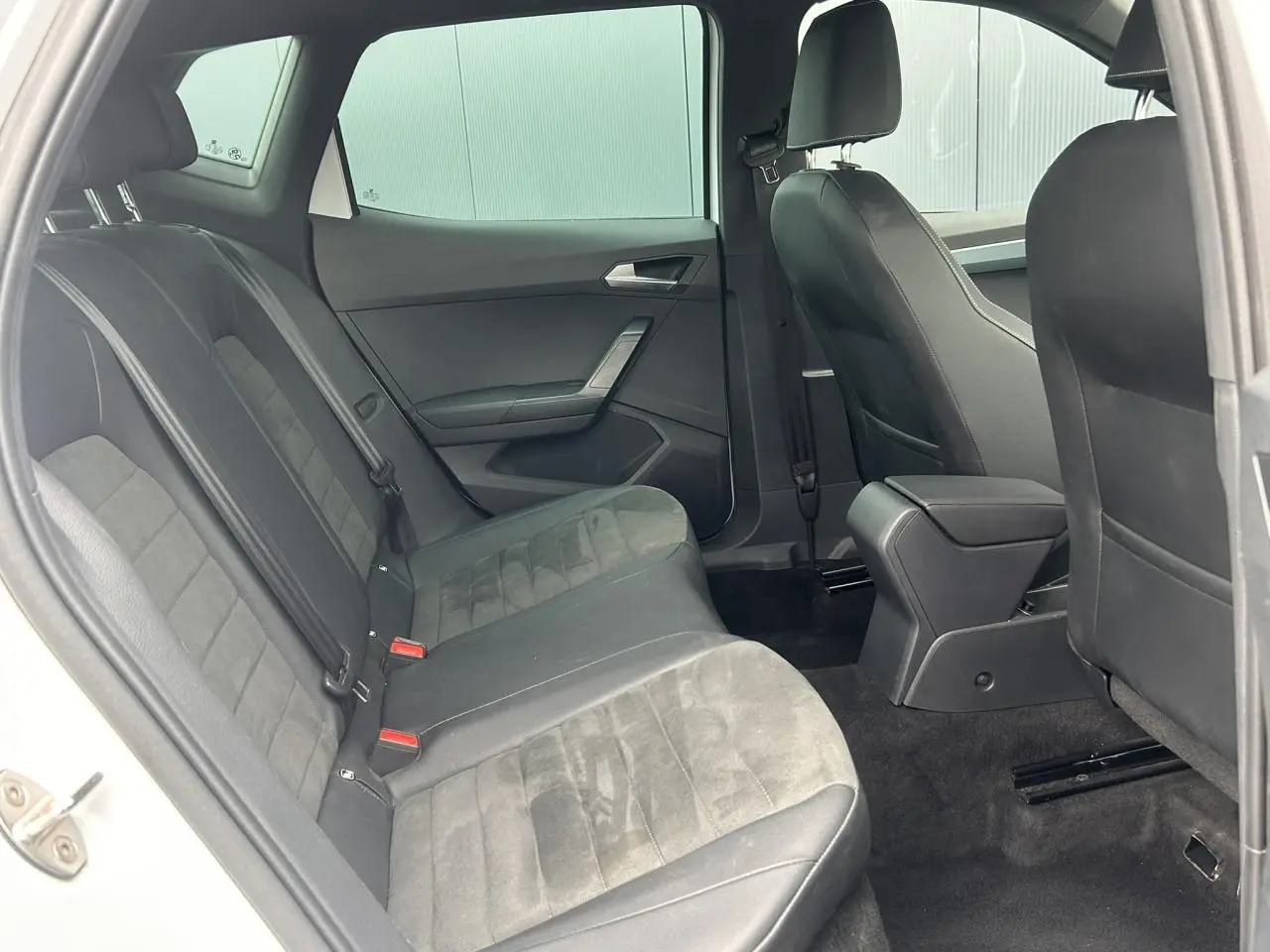 Vue intérieure côté gauche des sièges arrière en suédine noire du SEAT Arona TSI 115 DSG Xpérience 2025.