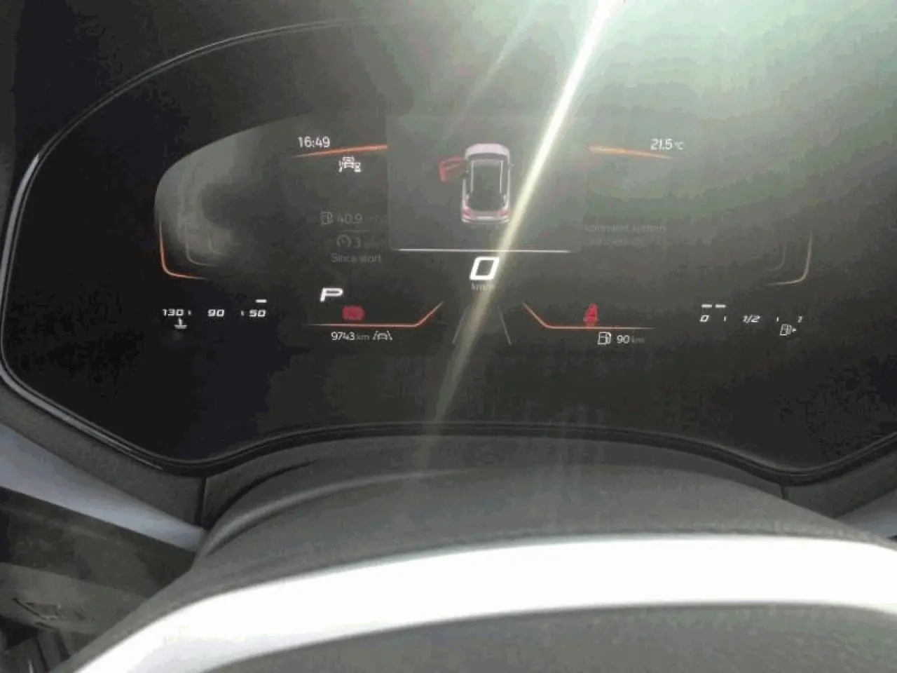 Vue rapprochée du tableau de bord digital du SEAT Arona 2025, affichage numérique avec informations de conduite.