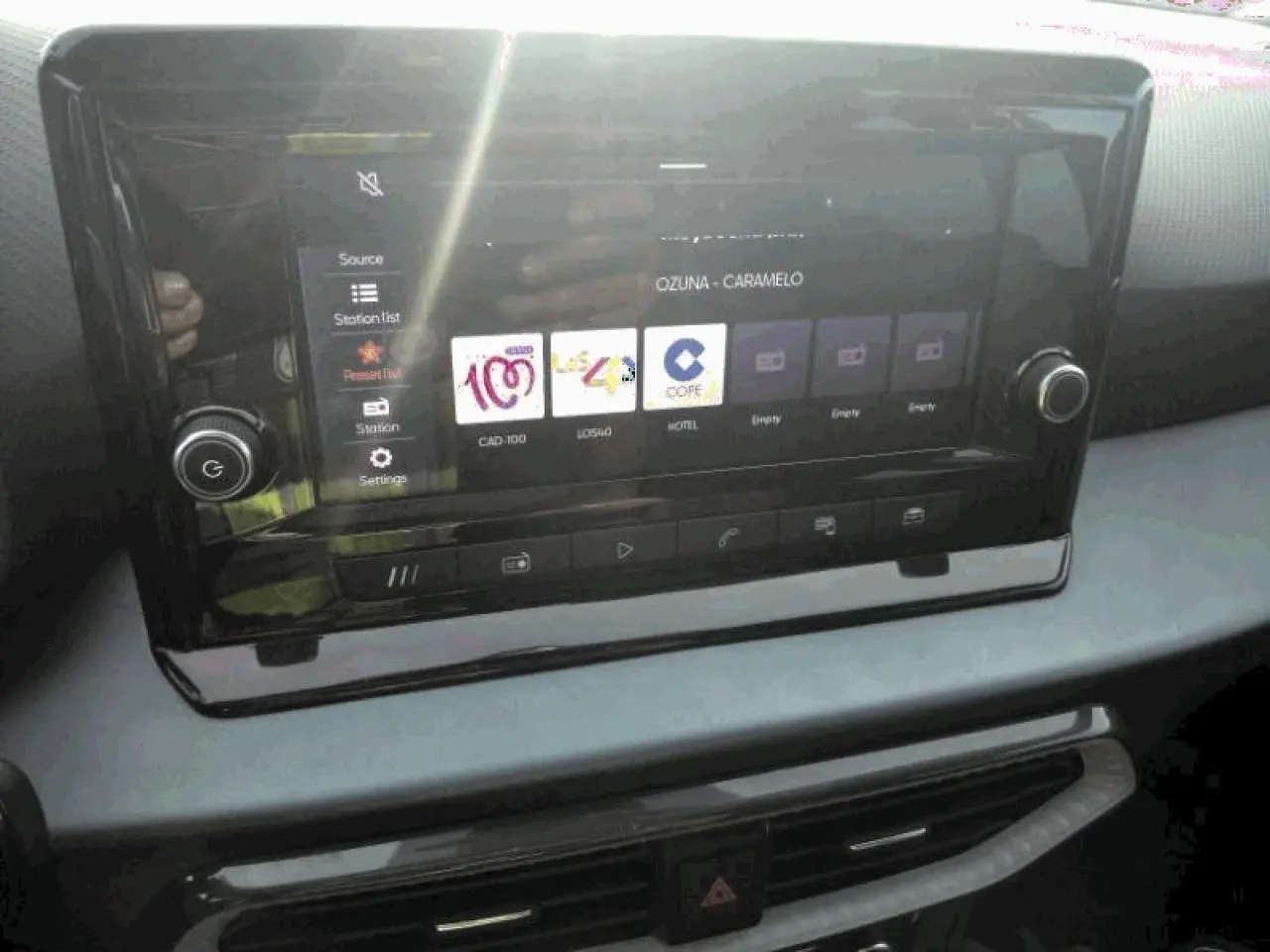 Écran tactile central du tableau de bord du SEAT Arona 2025 avec interface multimédia affichée.