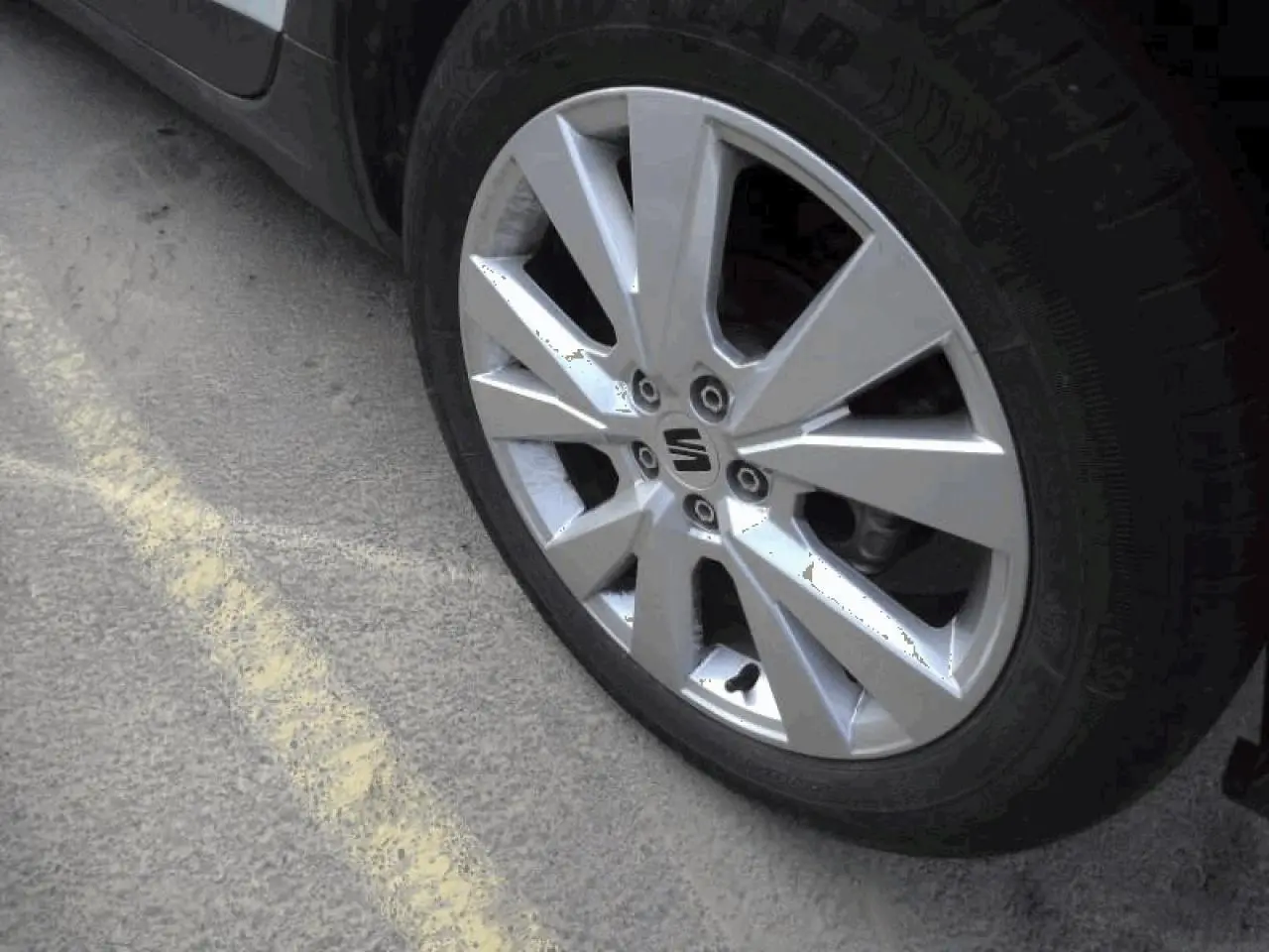 Gros plan sur la jante alliage 17 pouces argentée côté avant droit du SEAT Arona blanc Nevada.